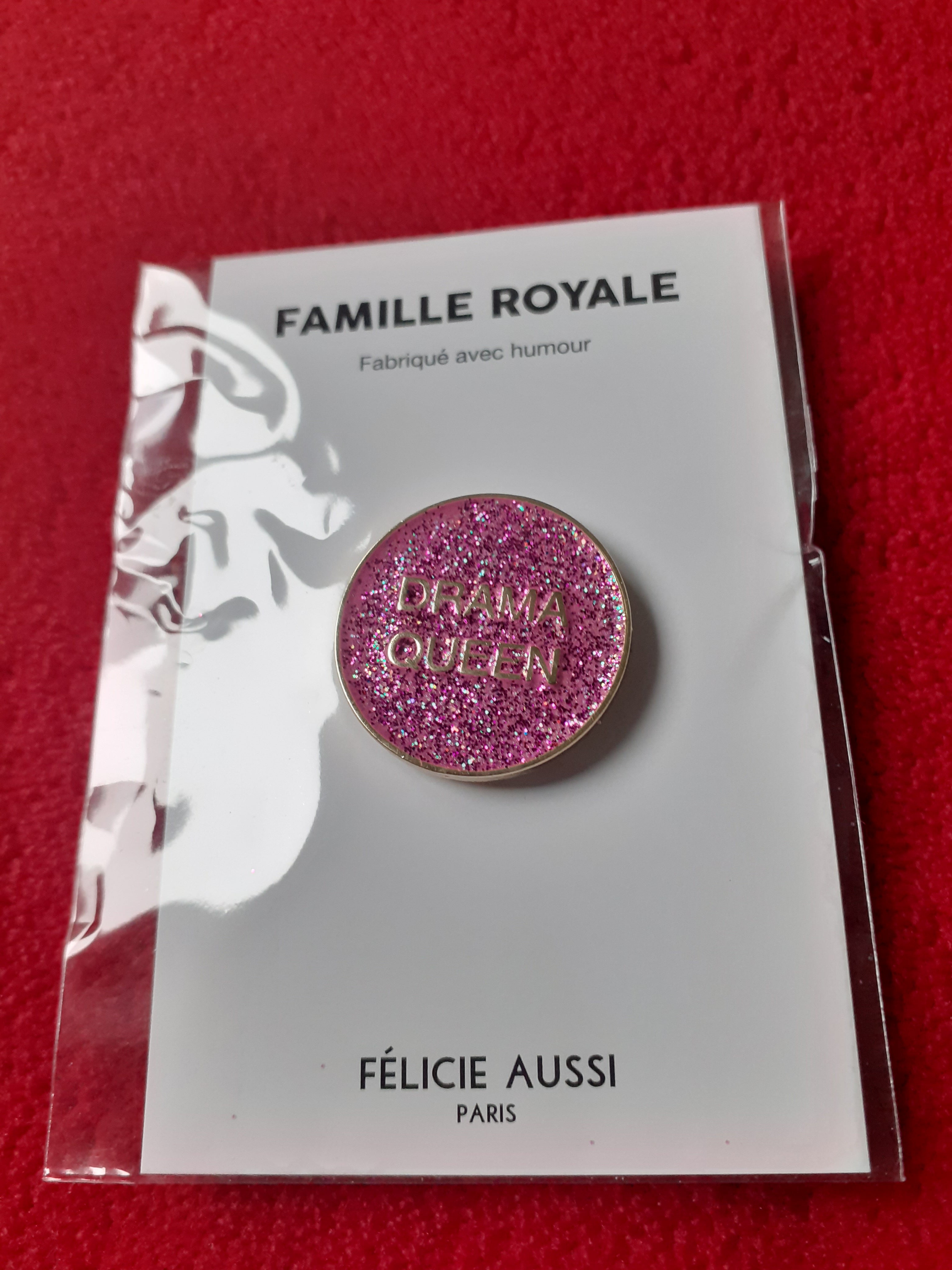 Glitter pin badge - DRAMA QUEEN - pink round