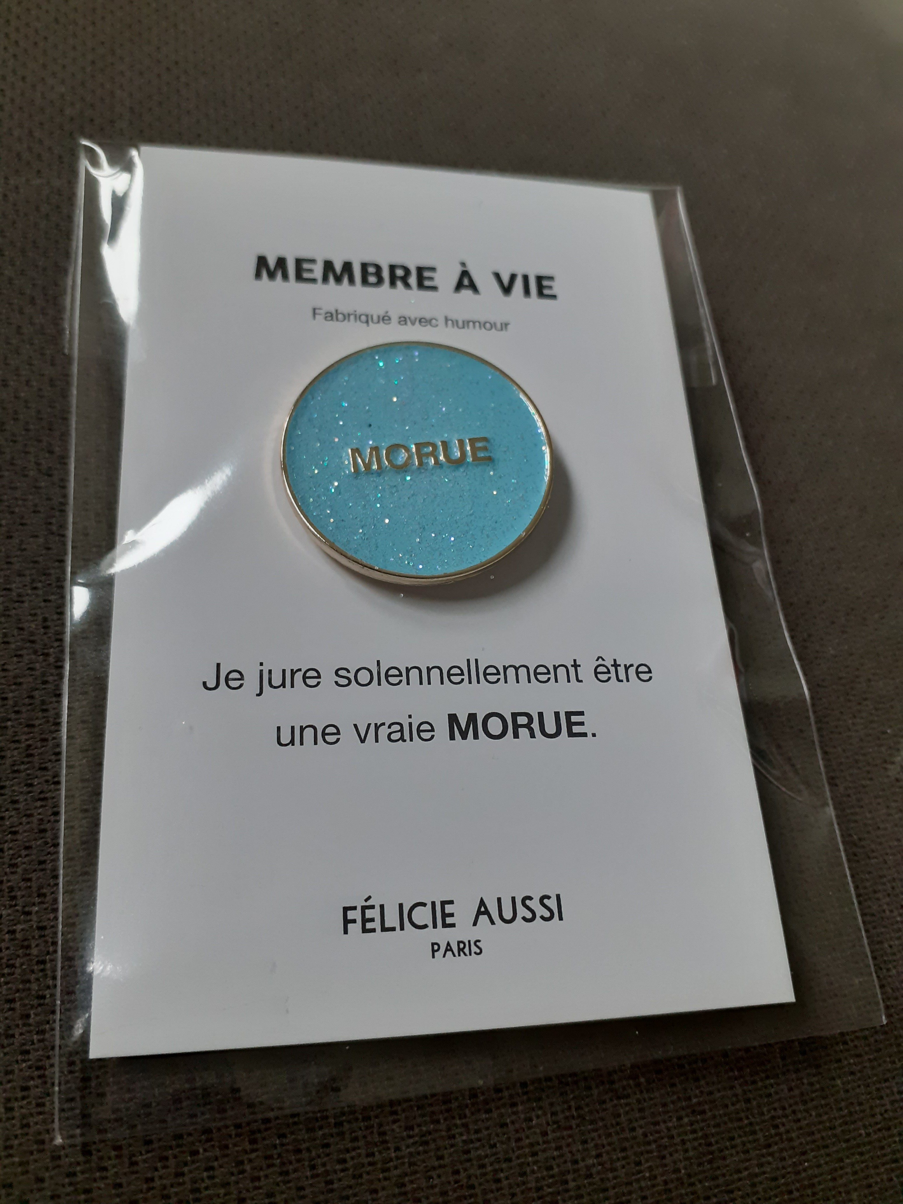 Pin’s à paillettes - MORUE - rond turquoise