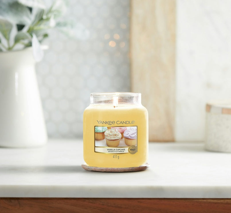 Yankee Candle Vanilla Cupcake 411g - Medium Jar